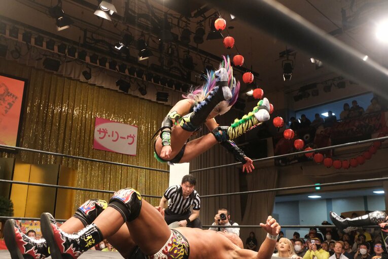 「スターダムをクビになって…」人気女子プロレスラーが初告白　ウナギ・サヤカ“超満員の自主興行”に密着して感じた「不思議な風格」(33)