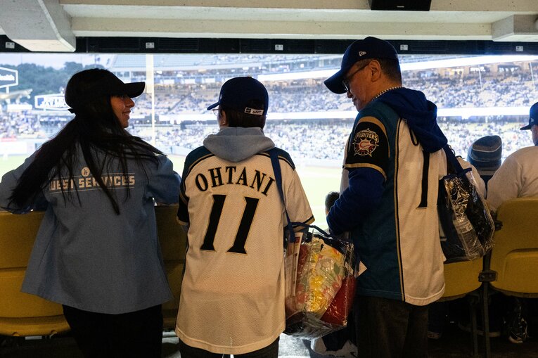 【現地開幕戦シリーズ】日本ハム時代のユニを着たファンの方も　©Nanae Suzuki