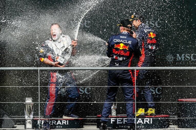 レッドブルチームの喜びが爆発したシャンパンファイト　©Getty Images / Red Bull Content Pool