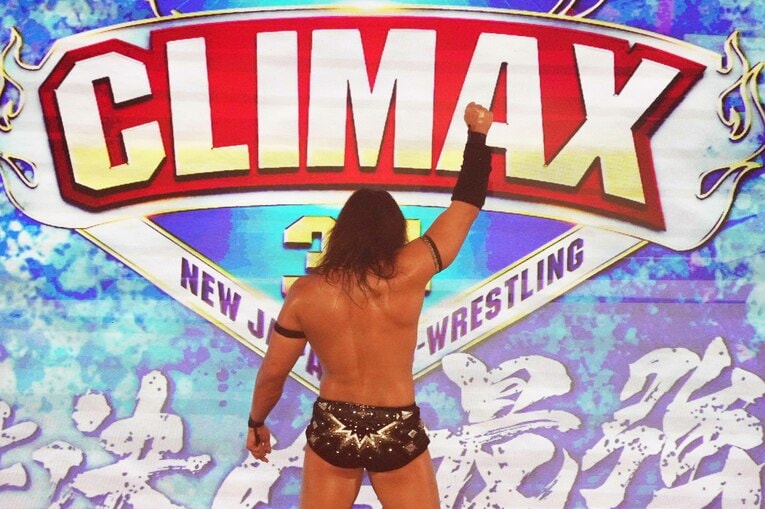 拳を突き上げて退場する竹下幸之介　©Essei Hara