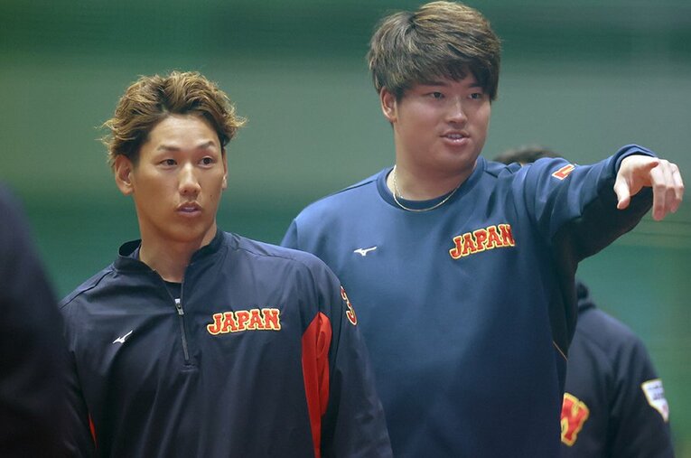 2023年WBCでの吉田と村上　©JIJI PRESS