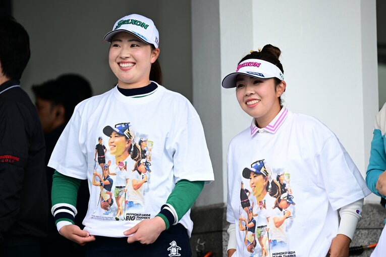 特製Tシャツを着用し、上田を見送った竹田麗央と山下美夢有　©︎Atsushi Tomura/Getty Images