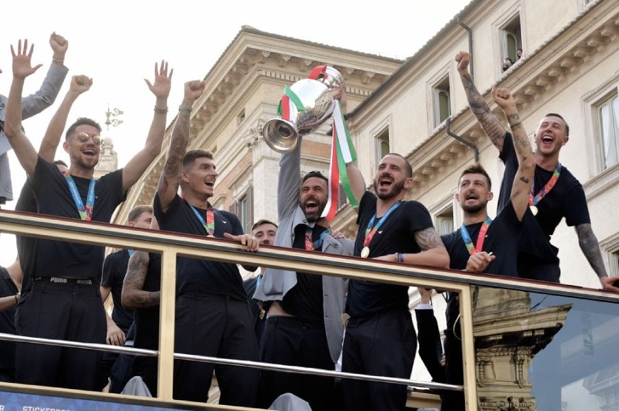 《志半ばで倒れた仲間に捧げたEURO優勝》視聴占拠率は83.6%! イタリア53年ぶりの熱狂を生んだアッズーリの“家族のような絆”<Number Web> photograph by Getty Images