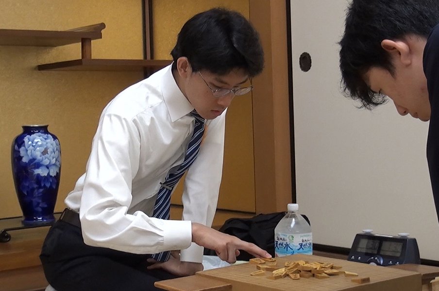 “藤井聡太14歳と戦った男”が異色の将棋ベストセラー著者に 「敗戦に関する痛覚は完全にバグってます」AI研究に没頭する今とは<Number Web> photograph by Takashi Araki