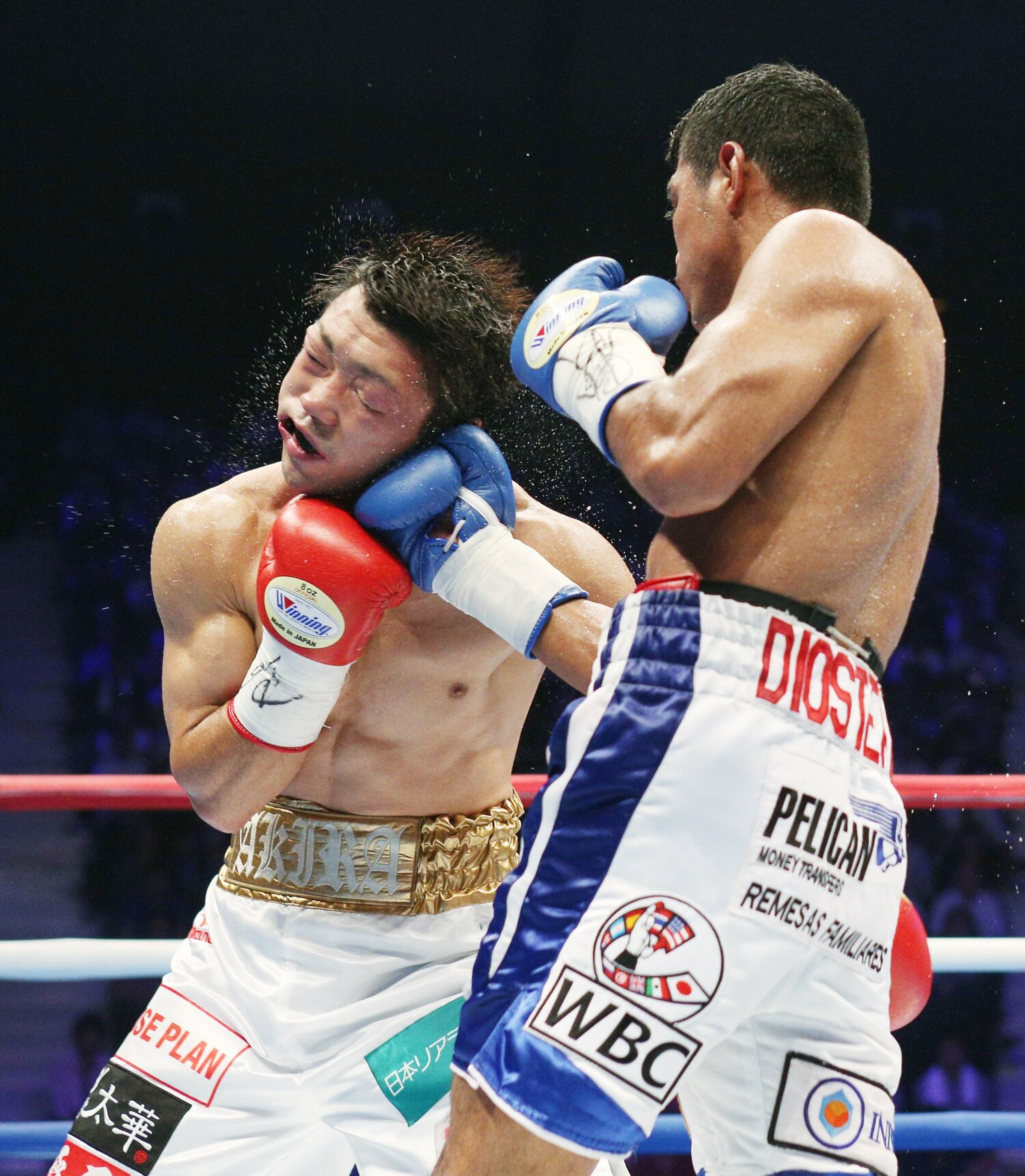 ローマン・ゴンサレスとの世界戦。攻められる王者の八重樫　©JIJI PRESS