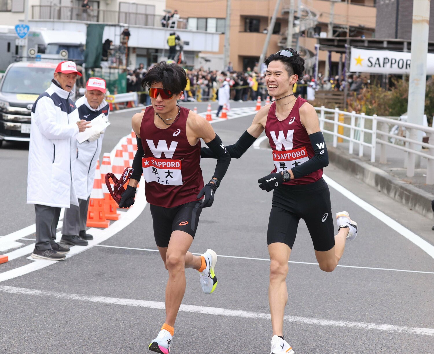 今年の箱根駅伝。平塚中継所で早大7区の伊藤大志（右）からタスキを受け取る8区の伊福　©JIJI PRESS