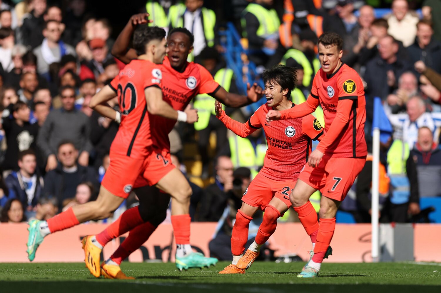 チェルシー戦、19歳エンシソ(手前)の逆転スーパーゴールが決まり、ウェルベック、マーチらと喜ぶ三笘薫 ©Getty Images