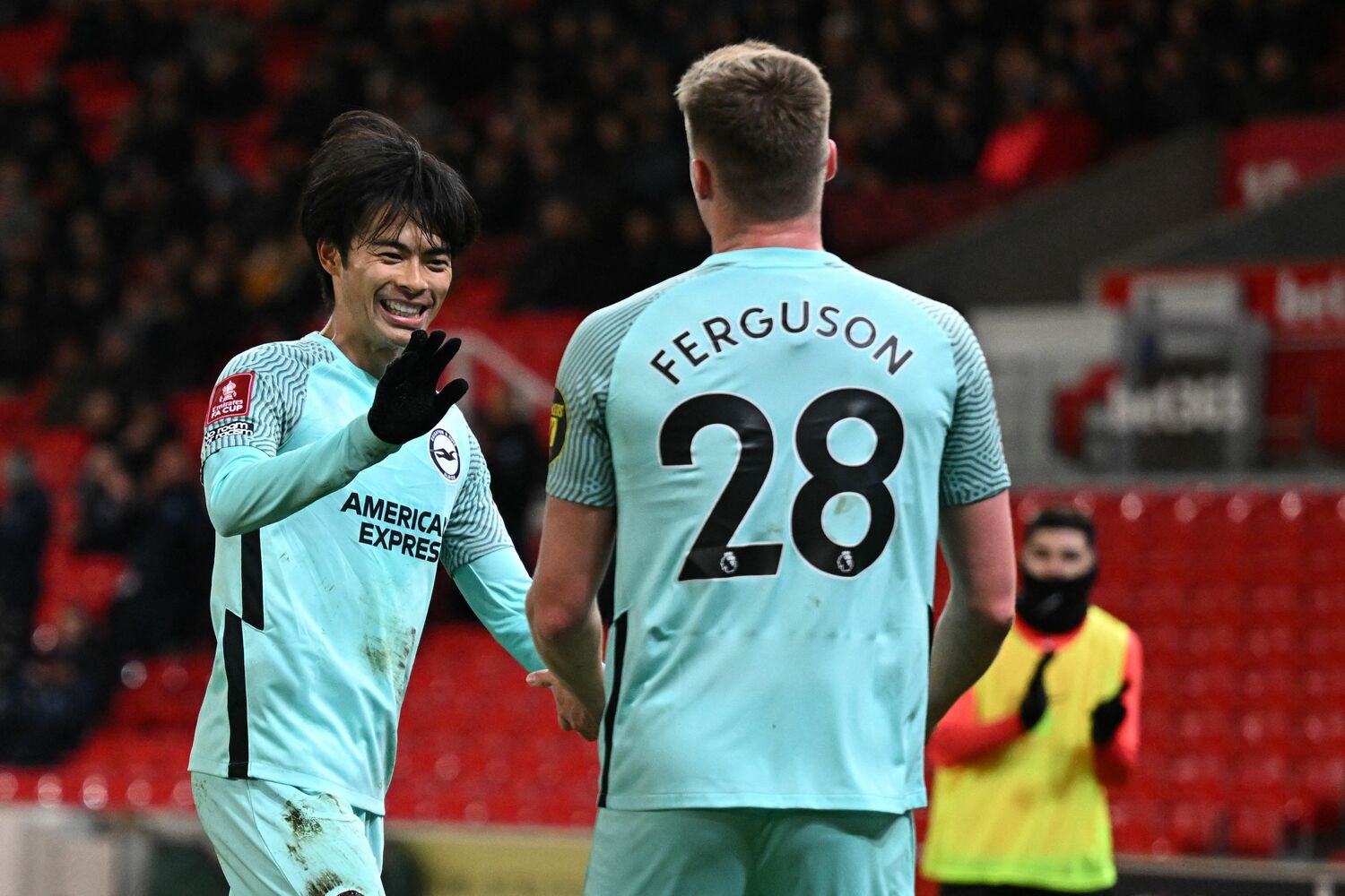 三笘とファーガソン　©JIJI PRESS