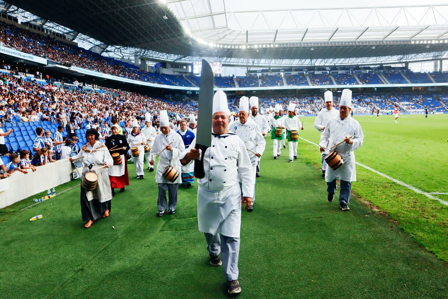 コック帽をかぶった鼓笛隊