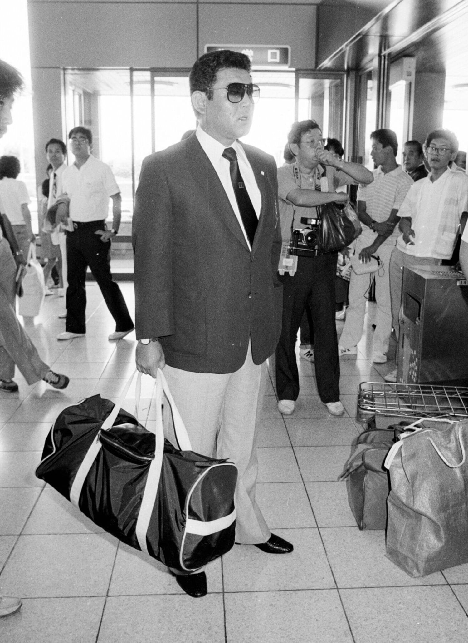 1984年7月26日、呆然とする江夏。大阪遠征へ向かう羽田空港で二軍落ちを告げられた。事前に江夏に連絡がされていなかったという　©Sankei Shimbun