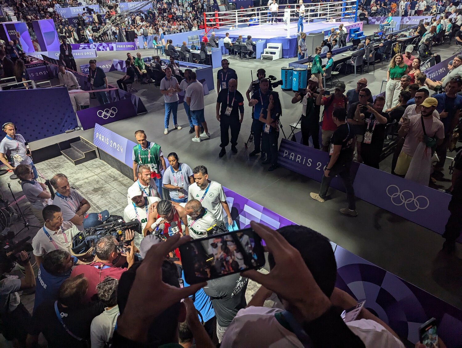 準々決勝を終え、涙を流しながら引き揚げるケリフ　©JMPA