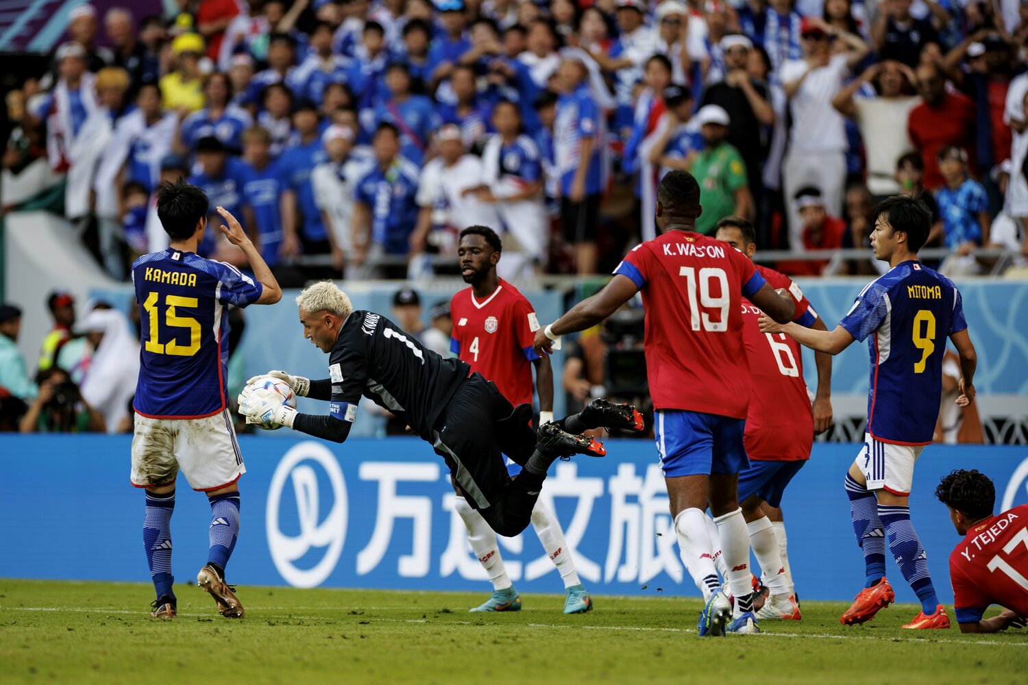 87分、三笘が左サイドから抜け出したシーン。GKケイロル・ナバスを中心とした堅い守備を崩せなかった　©Kiichi Matsumoto／JMPA