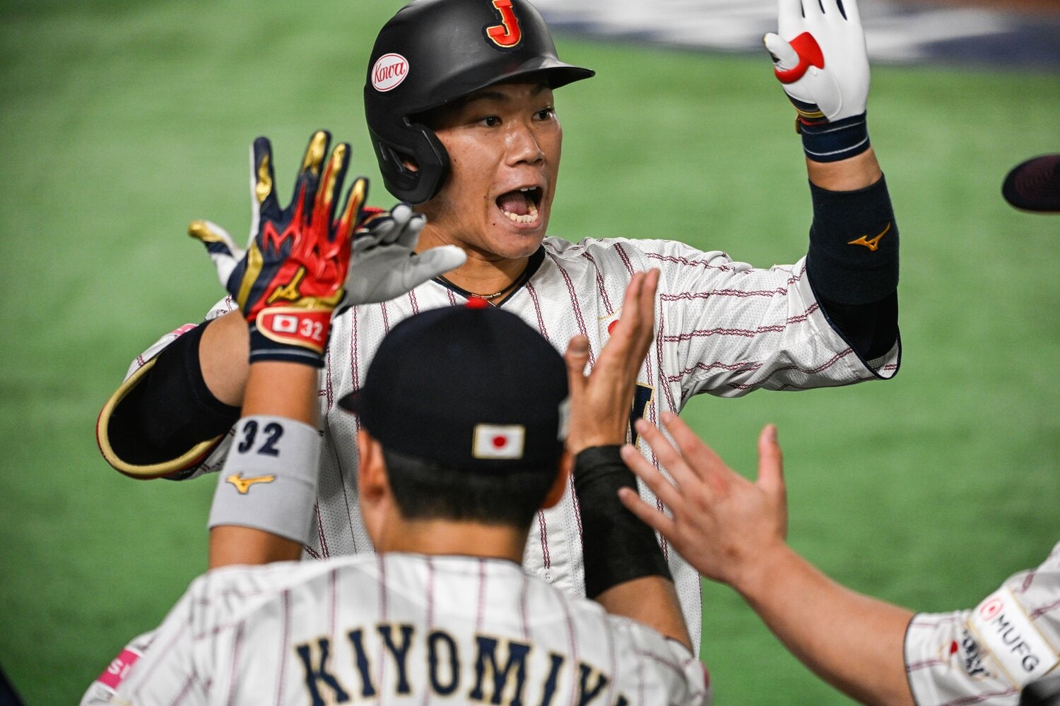 3対5と劣勢の場面で追撃の一発を放った坂倉将吾　©︎Nanae Suzuki