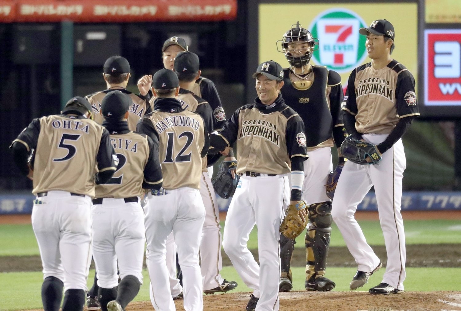 3月27日楽天戦、今季初勝利に喜ぶ日本ハムナイン　©︎Sankei Shimbun
