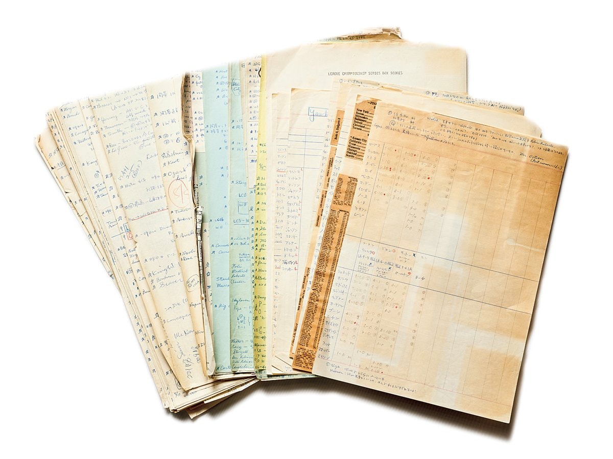 ワールドシリーズ中継のために岩佐さんが作成した手書きの資料にはみっちりと情報が書き込まれている　©Yuki Suenaga