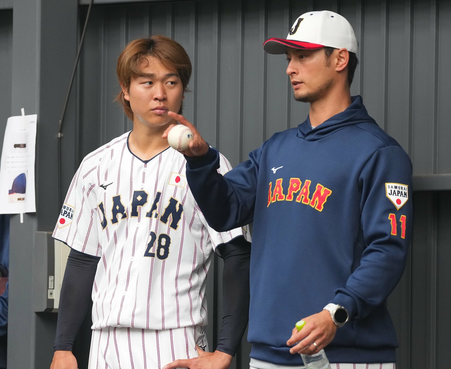 ブルペンでダルビッシュの話を聞く高橋宏斗　©Sankei Shimbun