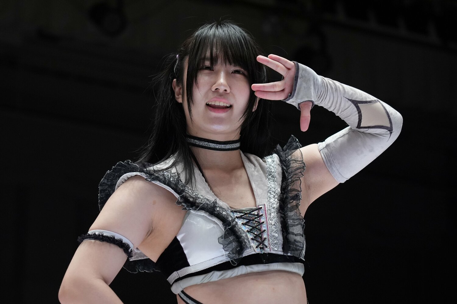 玖麗さやかの入場ポーズ。元ネタは『スタートレック』のバルカン人の挨拶　©Essei Hara