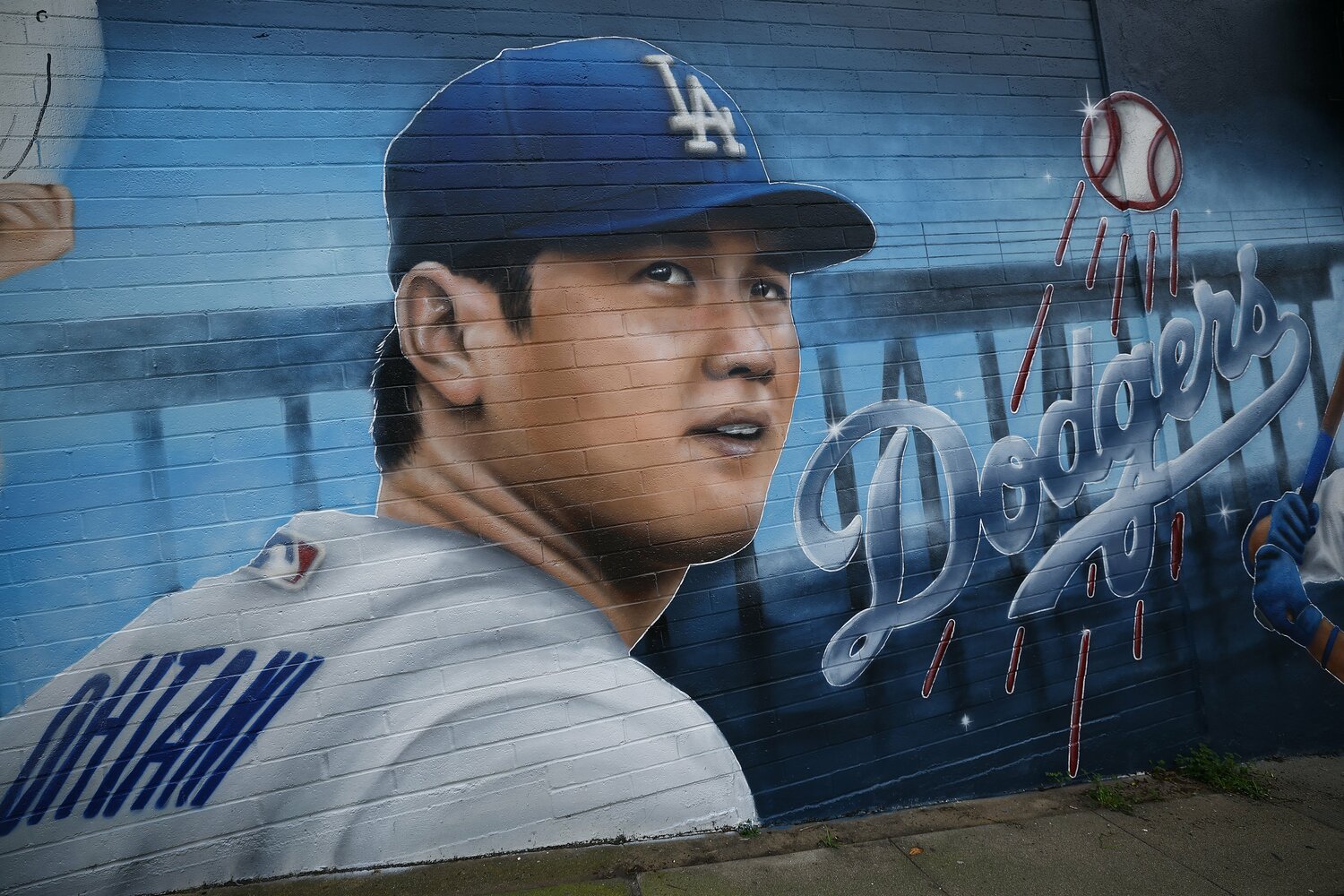 海を望むハモサビーチの酒店に描かれた大谷翔平の壁画。山本由伸の姿が描かれる日も近い？　©︎Getty Images