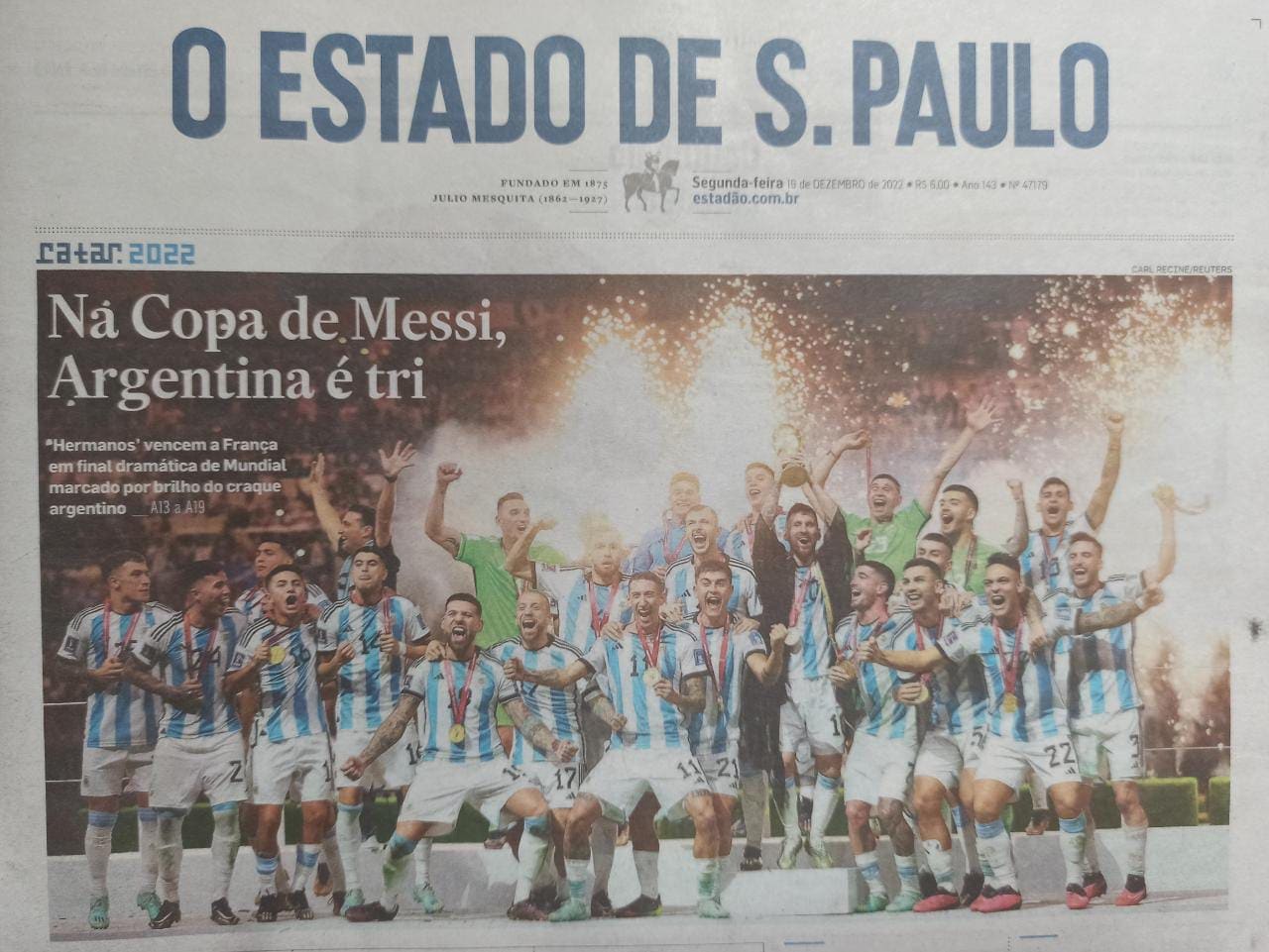 「メッシのW杯で、アルゼンチンが3度目の優勝」（ブラジルの日刊紙『オ・エスタード・デ・サンパウロ』1面）