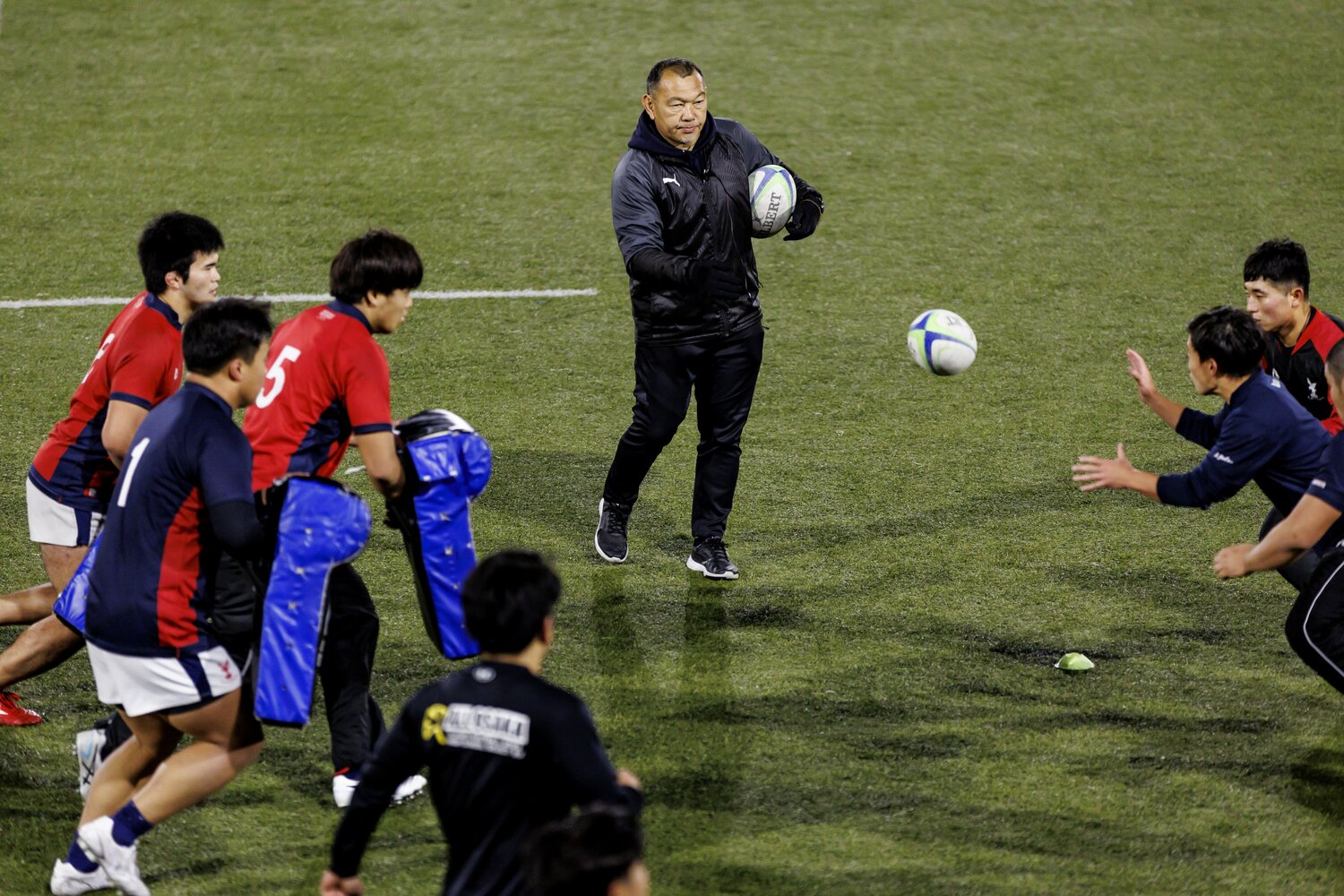 京産大ではGMという肩書ながら、グラウンドレベルでしっかりと練習にコミットしている　©Kiichi Matsumoto