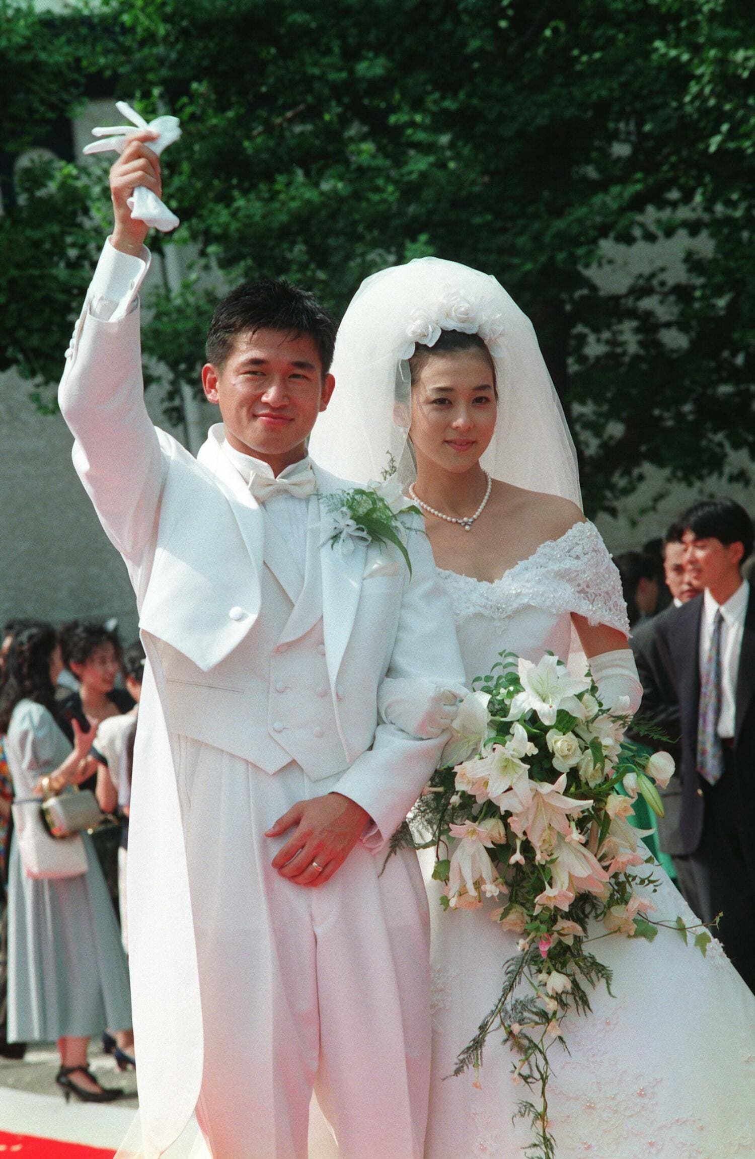 1993年8月1日、結婚式を挙げた三浦知良・りさ子夫妻（東京・目黒区のサレジオ教会）　©JIJI PRESS