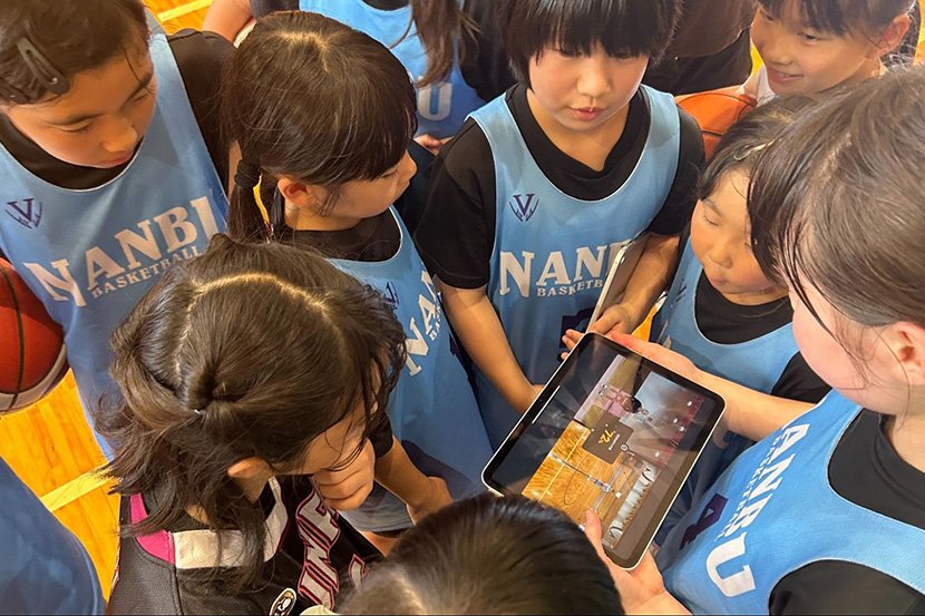 自分たちで撮った動画でフォームをチェック。活動記録の入力を通して、子どもたちが自ら課題を発見し、子ども同士で話し合い、改善につなげていく