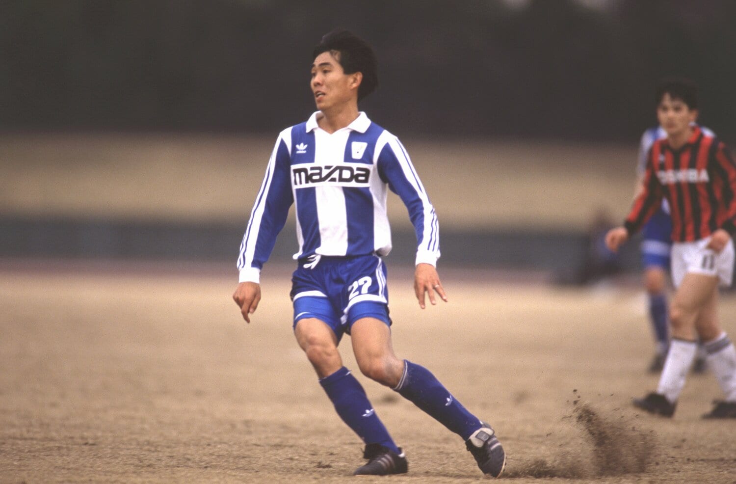 マツダ時代の森保一。写真は1992年3月の日本リーグで（当時23歳）。18歳で入団した森保がマツダで試合に出るまでにはかなりの苦労があった　©サッカーマガジン