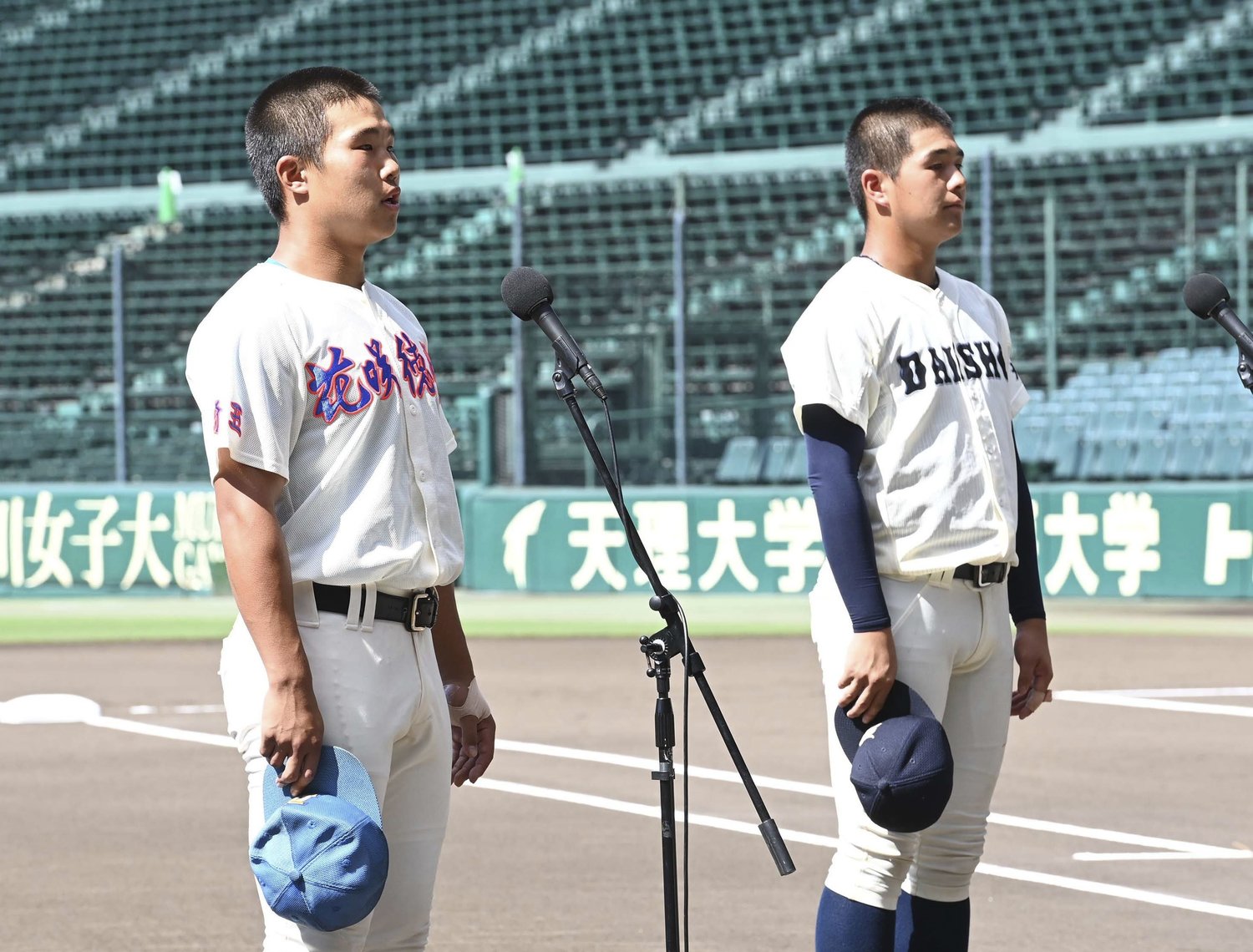 交流試合の開会式では選手宣誓を任された井上（左）　©Kyodo News