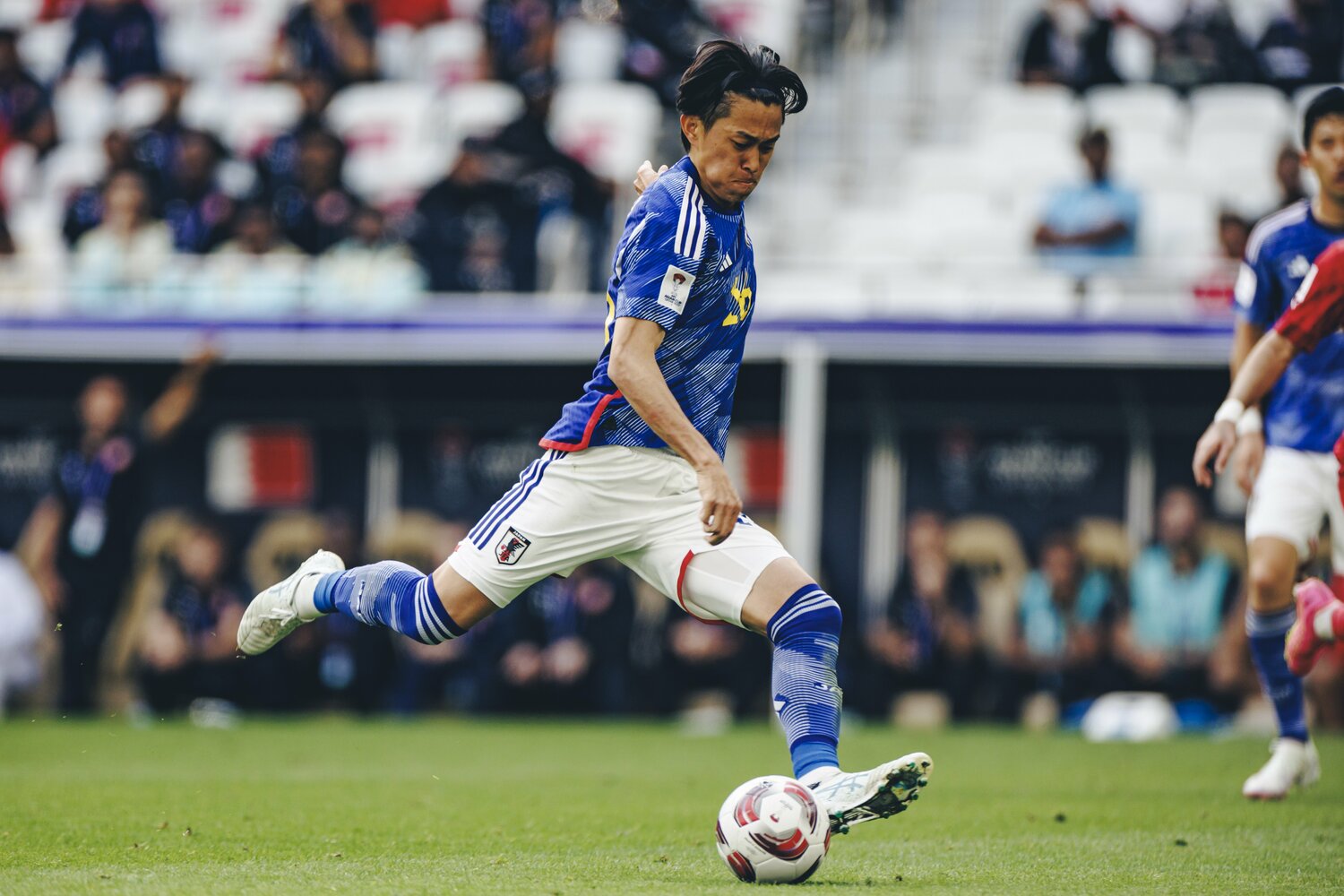 ポスト直撃のミドルシュートを放った毎熊。堂安の先制ゴールの契機となった　©Kiichi Matsumoto