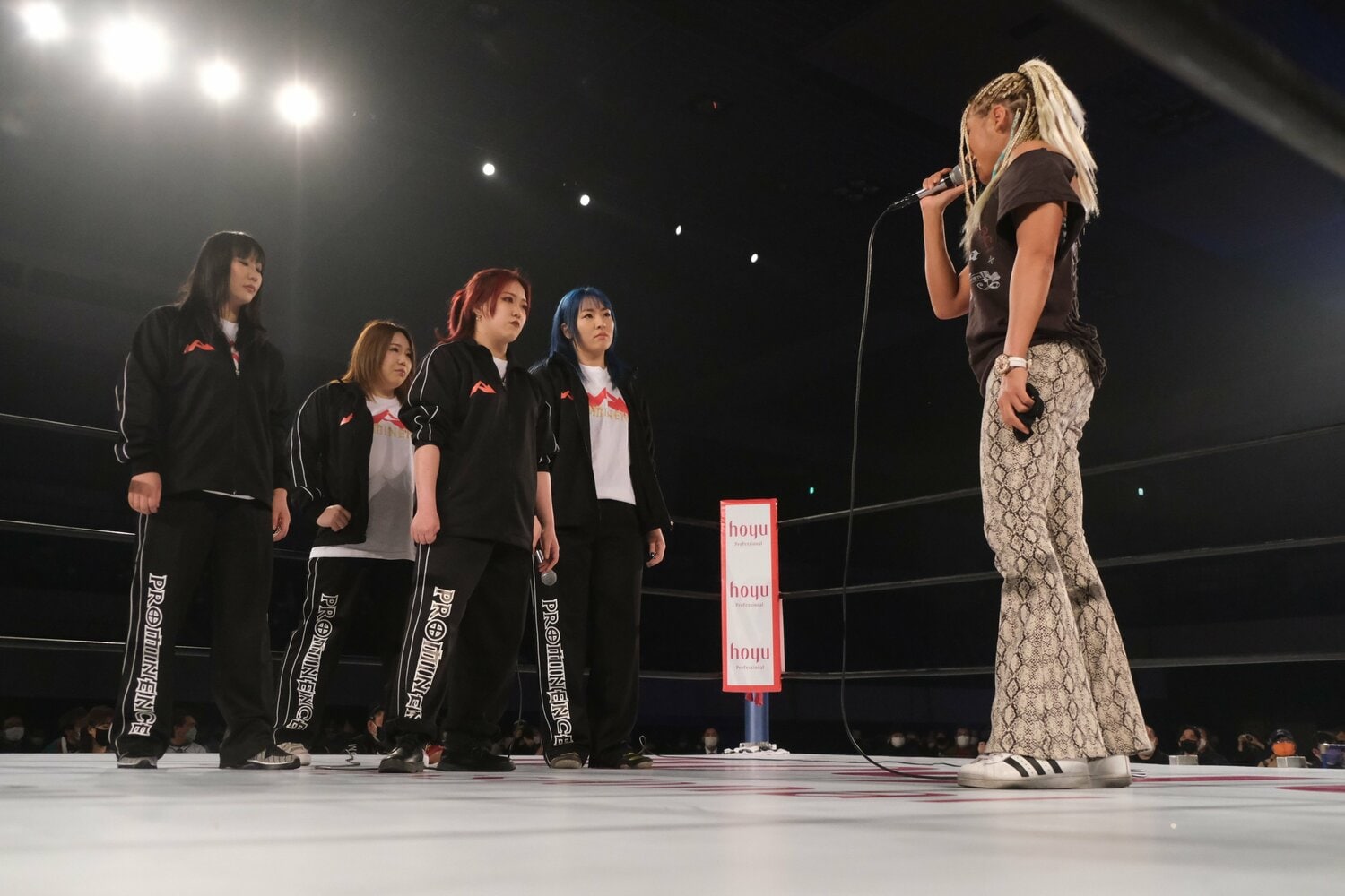 1月29日の名古屋大会で参戦表明し、ジュリアと向かい合ったプロミネンス