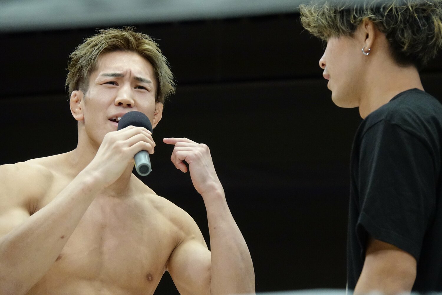 白川陸斗(左)に「チワワ」と揶揄された木村“ケルベロス”颯太 ©Koji Fuse