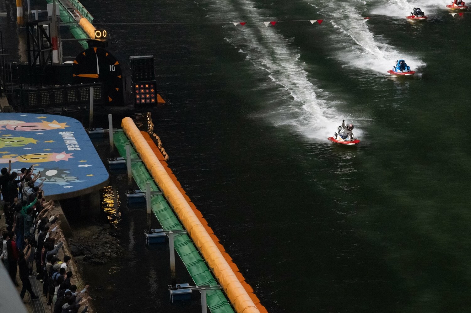 若松ボートレース場に集ったファンの声援にガッツポーズで応える峰　©日本モーターボート競走会