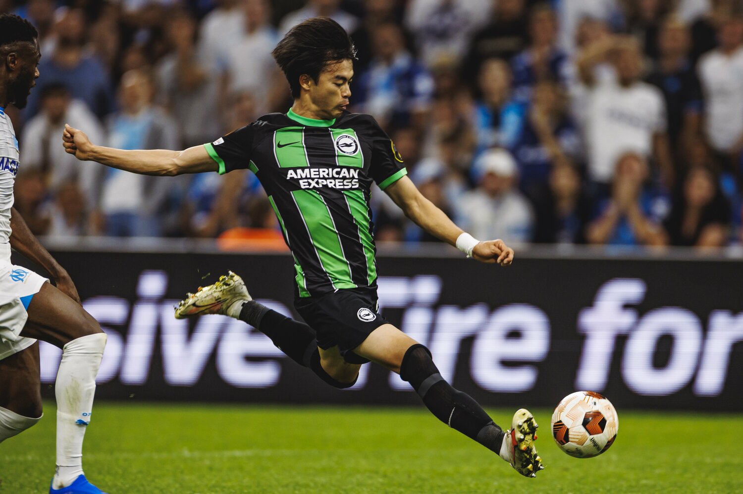 後半28分、三笘が抜けだし、左足で強烈なシュート。現地記者席も一気にざわついた ©Kiichi Matsumoto