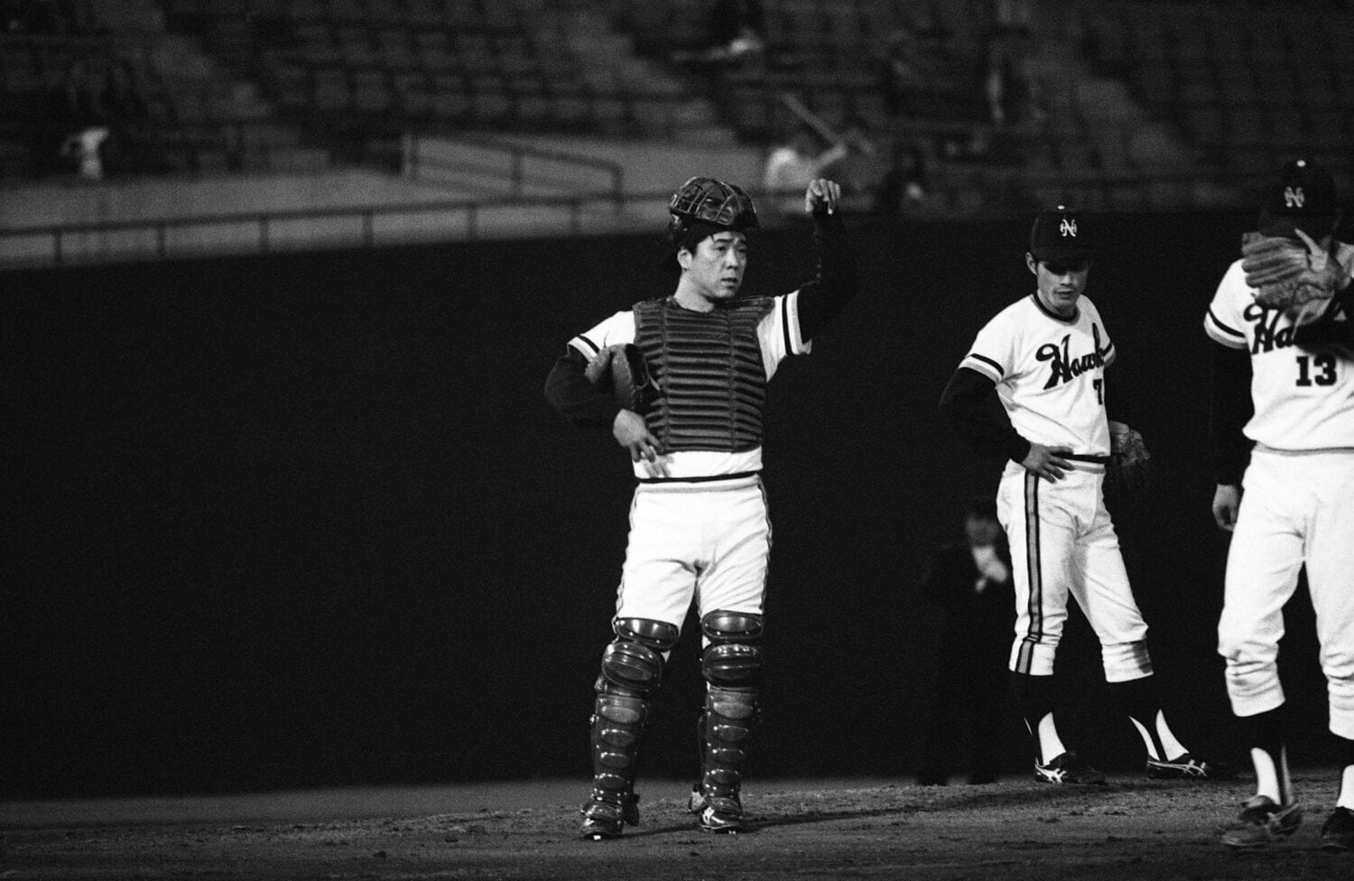 1975年、捕手兼任監督でもあった野村克也（40歳の年）。投手交代を告げるシーン ©JIJI PRESS