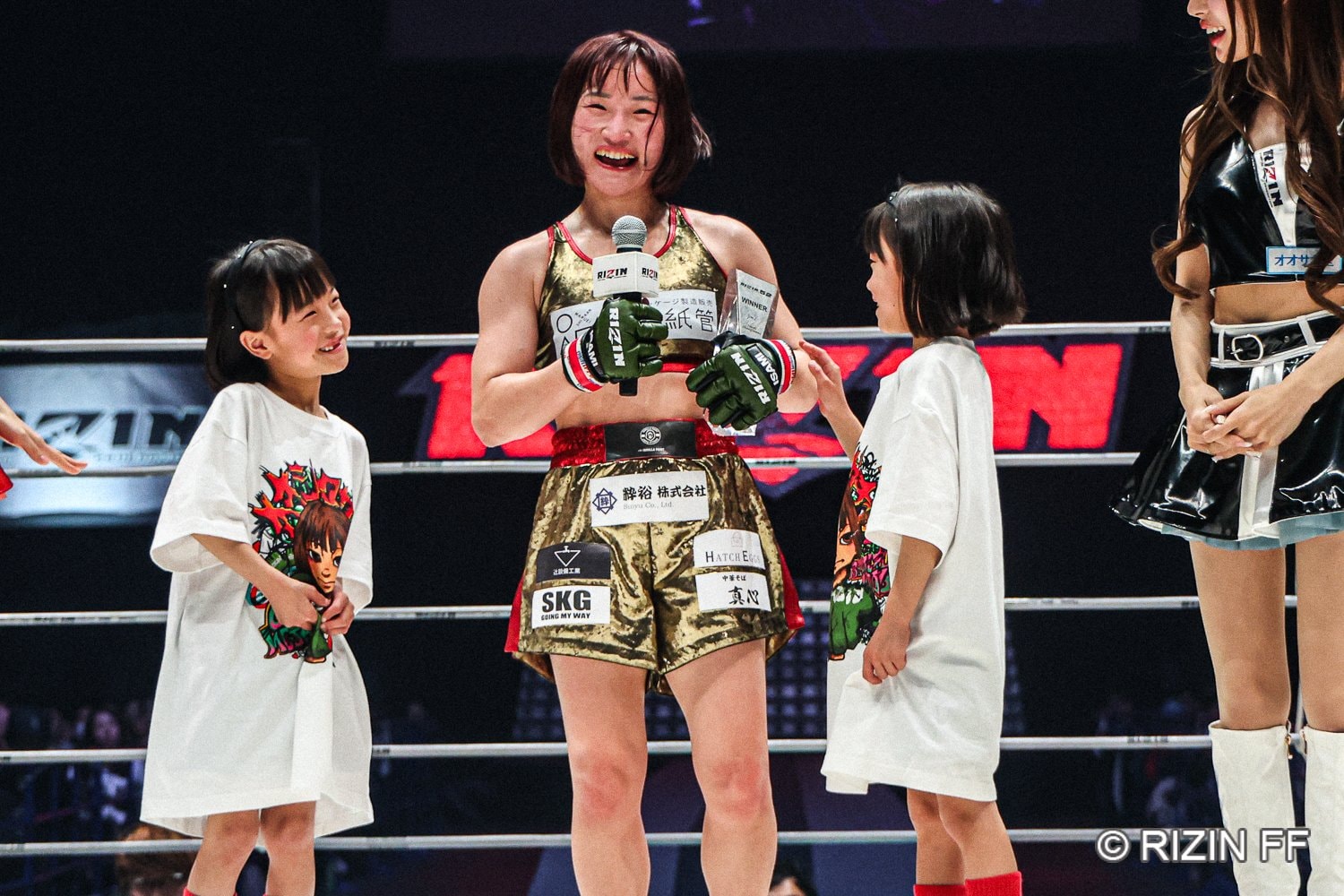 勝利後、2人の娘と笑顔の大島　©RIZIN FF