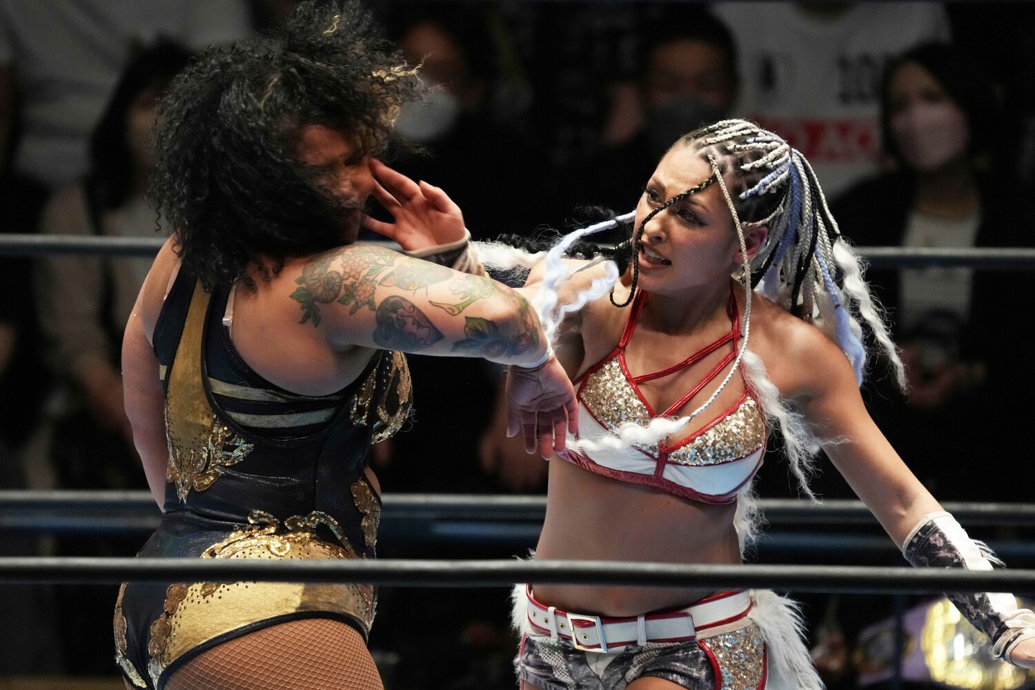 ナイチンゲールの顔面がゆがんだジュリアの強烈な張り手