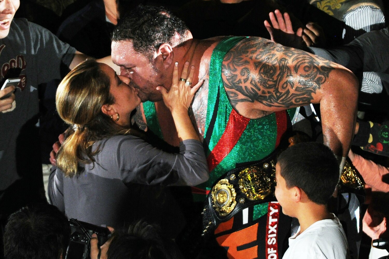 三冠ヘビー級王座に輝いた曙。クリスティーン・麗子夫人とキスを交わす　©Masashi Hara