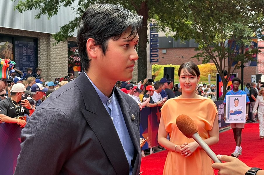 「スーツのボタンがさりげなく」大谷翔平が手をつなぎ…真美子夫人“桃色ドレス”こぼれ話「オオタニがサインいいよって」番記者は球宴で見た