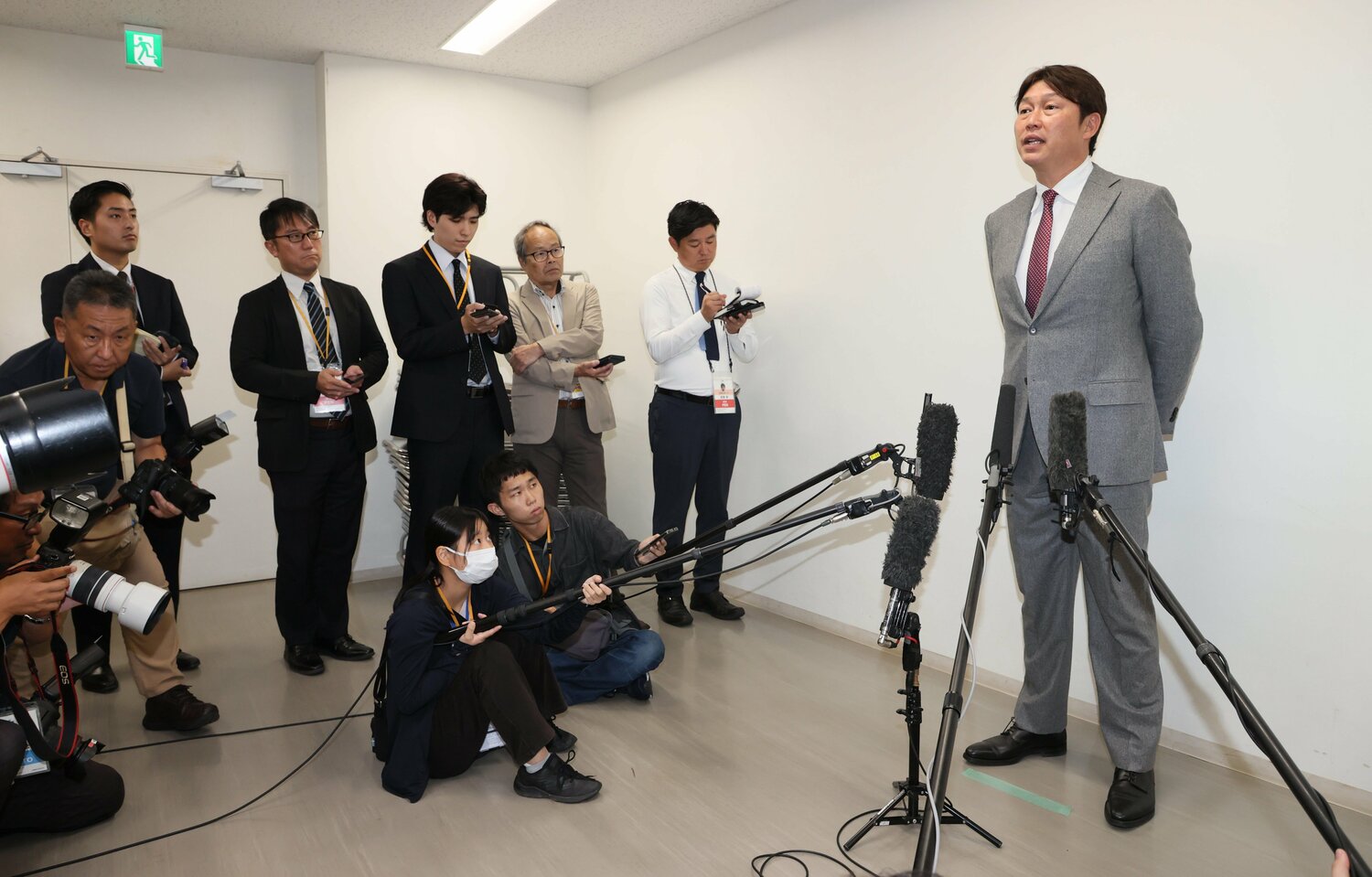 オーナー報告後、会見に臨む新井監督 ©SANKEI SHIMBUN