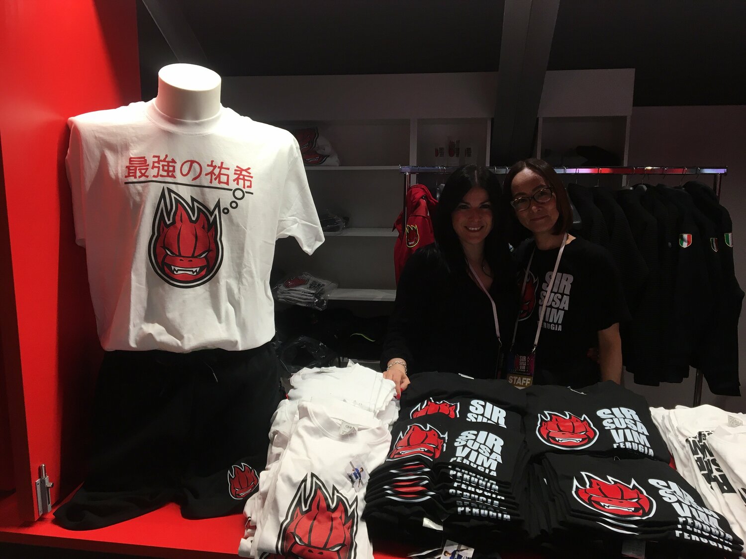 ショップで販売される「最強の祐希Tシャツ」©︎Takashi Yuge