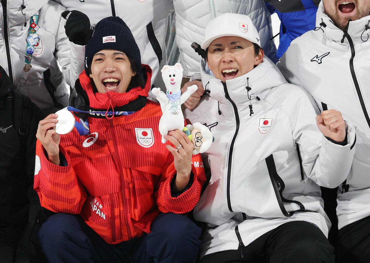 作山コーチ（右）をビッグボスと慕う二階堂　©JIJI PRESS