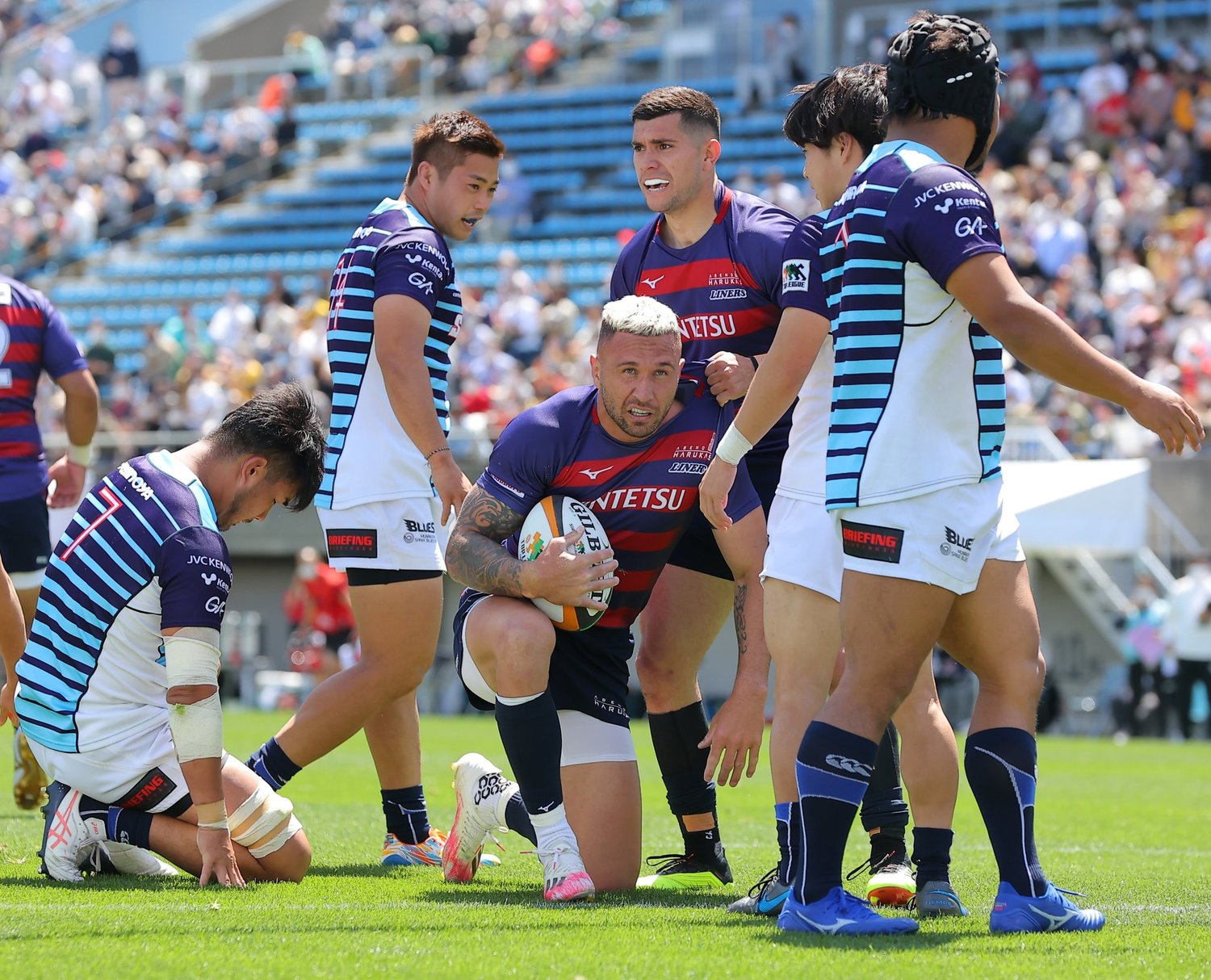 TLプレーオフ・宗像サニックス戦でトライを決めるSOクーパー（右はジョシュア・ノーラ）ⒸSankei Shimbun