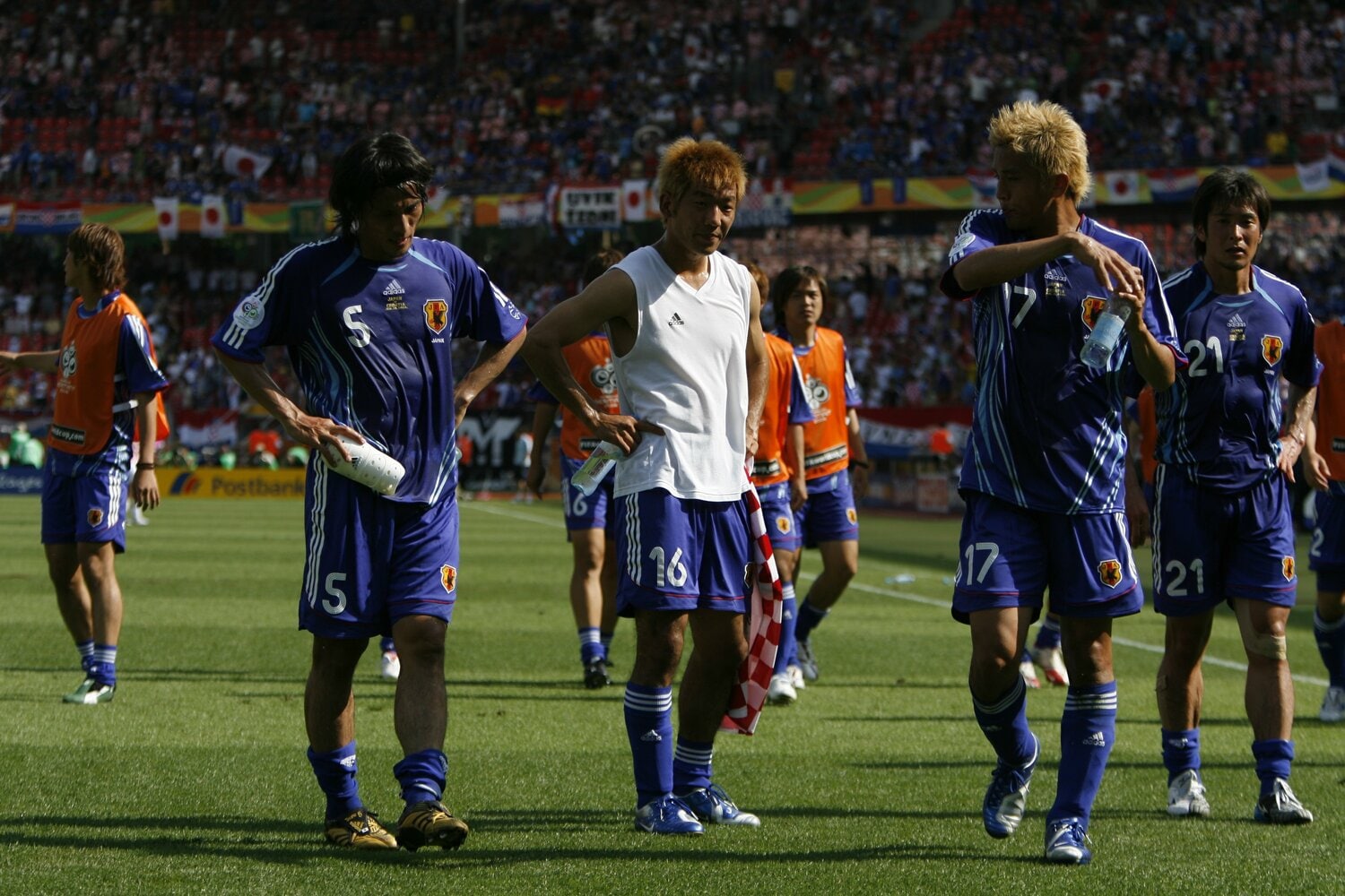 惨敗に終わったドイツW杯。クロアチア戦でスコアレスドローに終わり肩を落とす宮本恒靖、大黒将志、稲本ら　©Naoya Sanuki/JMPA