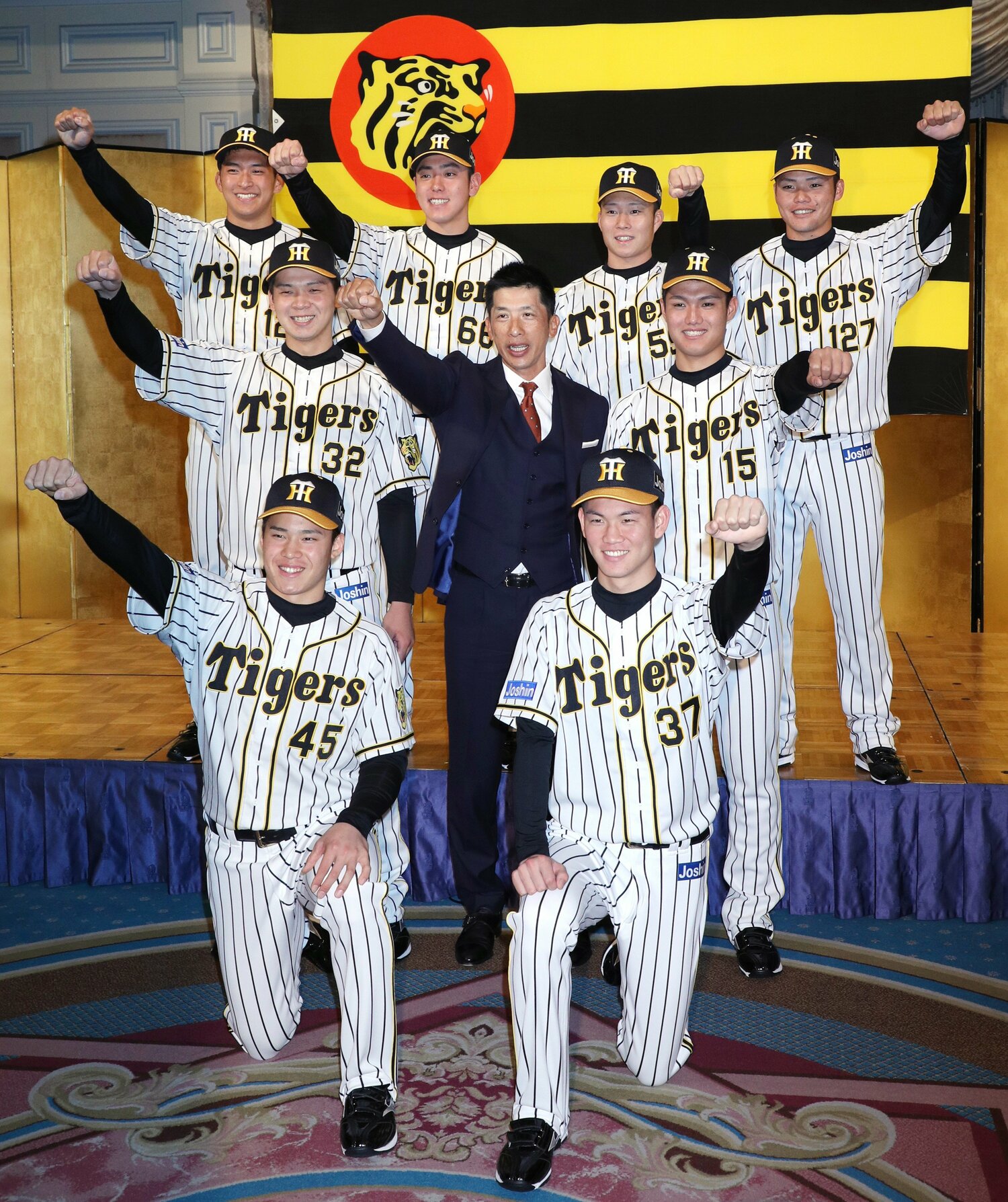 2019年ドラフト4位で阪神に指名された遠藤成（前列左）。ちなみにこの年の1位は西純矢、続いて2位井上広大、3位及川雅貴らが指名されている　©︎JIJI PRESS