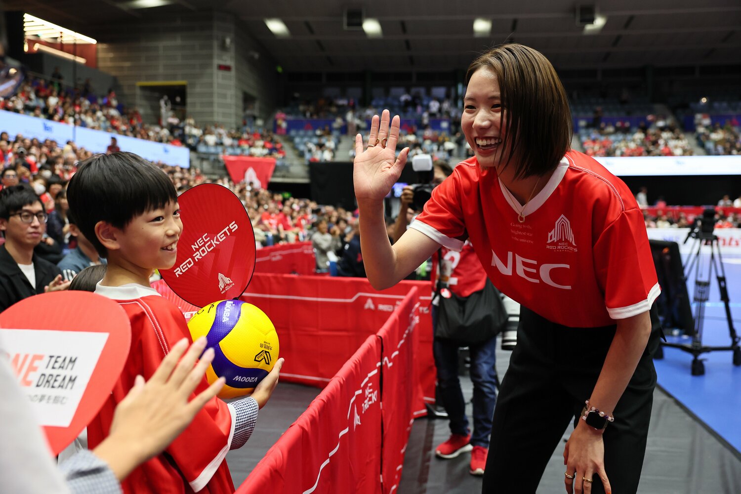 セレモニーに駆けつけた子どもたちの声援に応える古賀紗理那。引退会見では「夫のお世話をします」とセカンドキャリアのビジョンを濁したが、バレーボール界への恩返しを考えている　©︎SV.LEAGUE