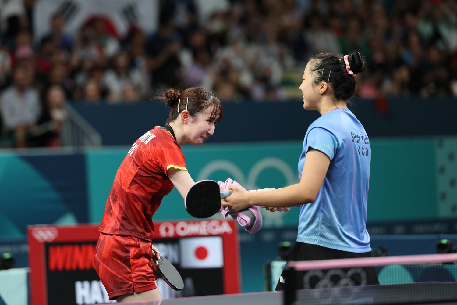 銅メダルの早田ひなに歩み寄るシン・ユビン　©︎Kaoru Watanabe/JMPA