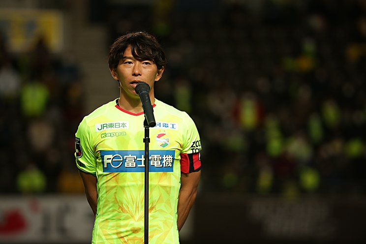 サポーターに向けて挨拶をする佐藤寿人　©J.LEAGUE