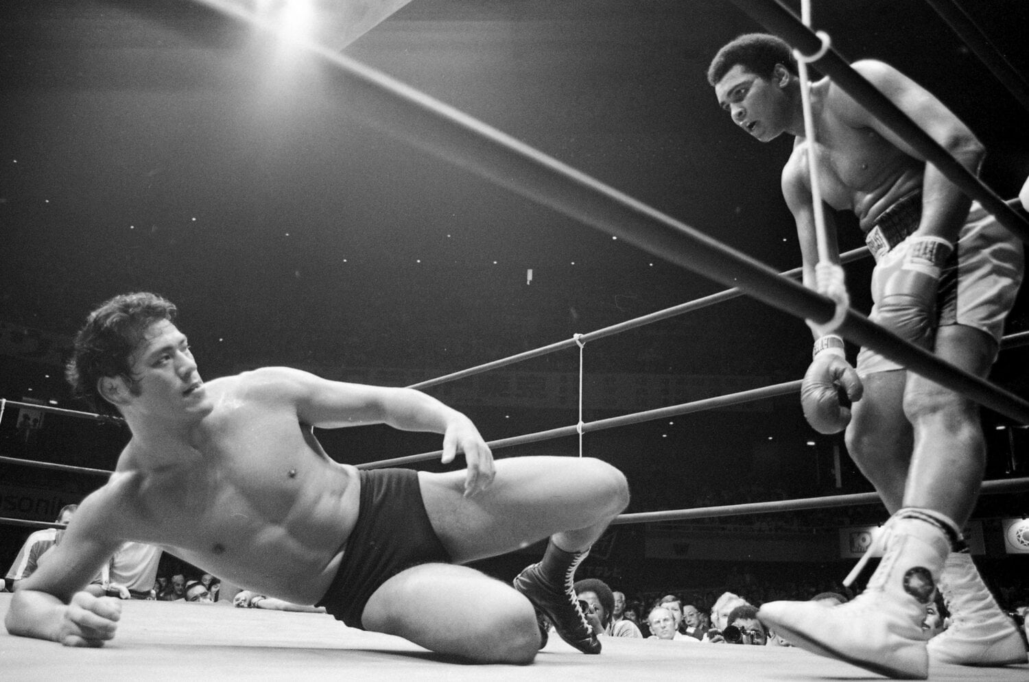 伝説の「猪木-アリ戦」から49年…あの試合は“ガチンコ”だったのか? モハメド・アリが語っていた“肉声テープ”から読み解く「世紀の一戦」のナゾ<Number Web> photograph by JIJI PRESS