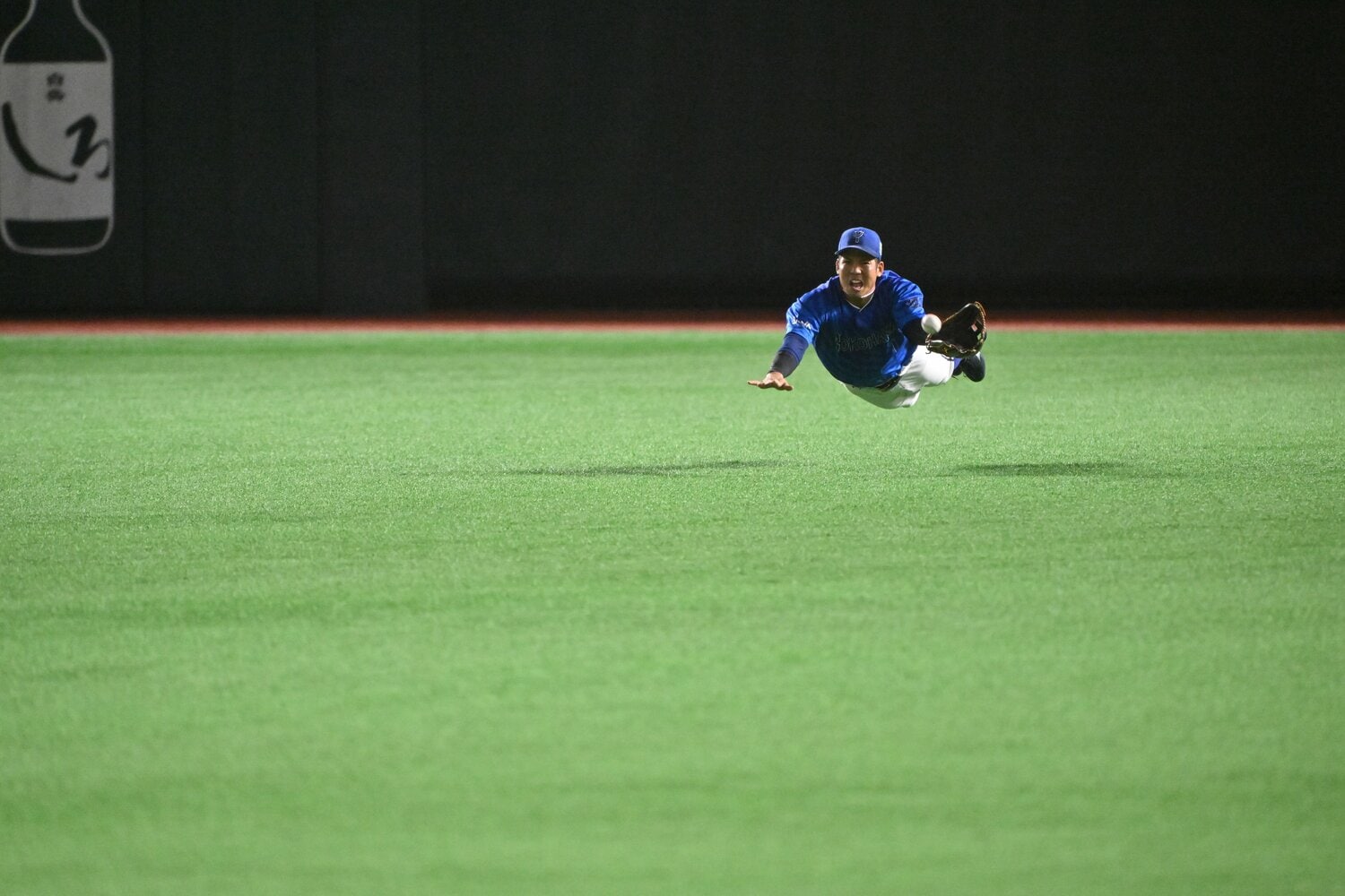 日本シリーズ第3戦、桑原の神ダイブからのスーパーキャッチ（2枚目／全3枚中）　©Hideki Sugiyama