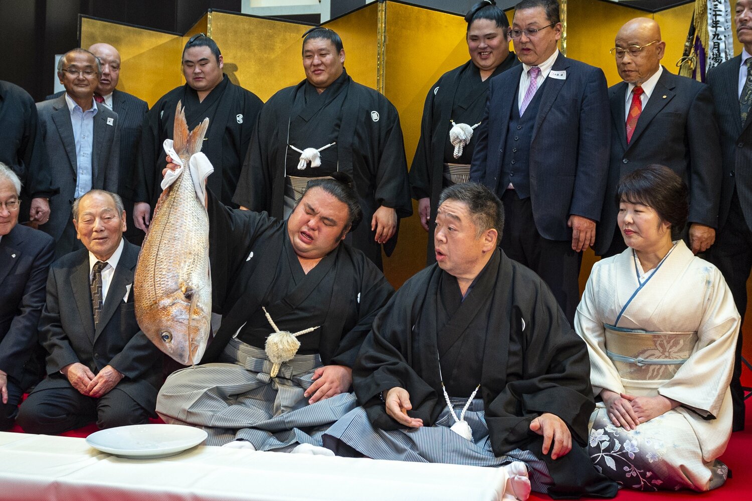 平成30年大相撲九州場所で初優勝を果たし、鯛を持つ貴景勝と、見守る親方夫妻 ©Takuya Sugiyama